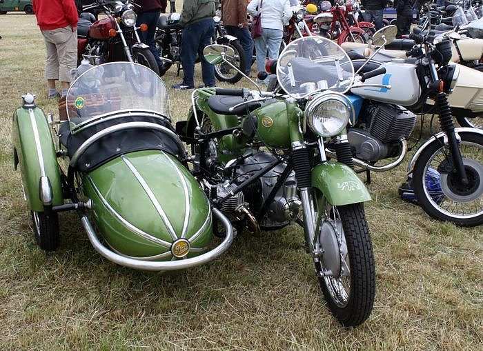 Oldtimer auf dem Scheunenhof