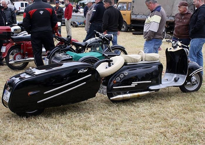 Oldtimer auf dem Scheunenhof