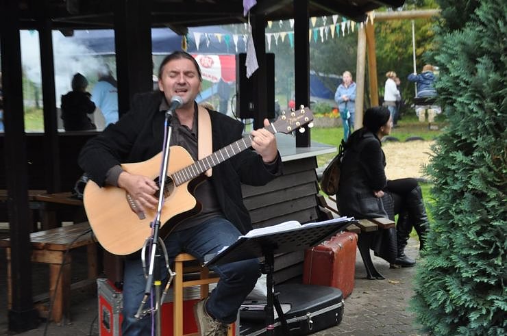 "Vielfalt tut gut" - Stra&szlig;enfest beim Falken
