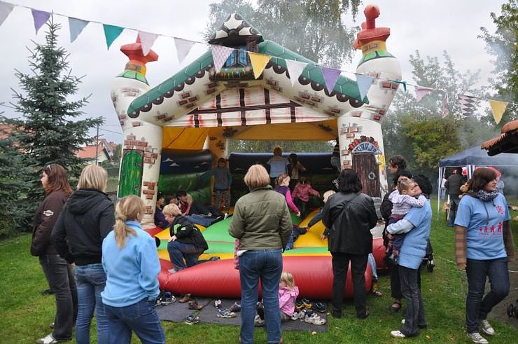 "Vielfalt tut gut" - Stra&szlig;enfest beim Falken