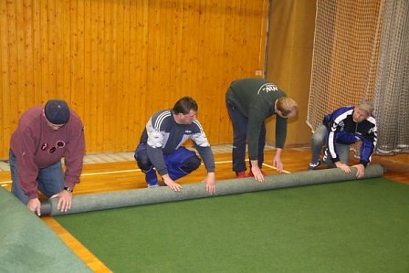 Arbeitseinsatz in der Halle