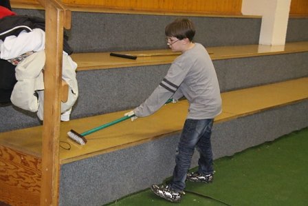 Arbeitseinsatz in der Halle