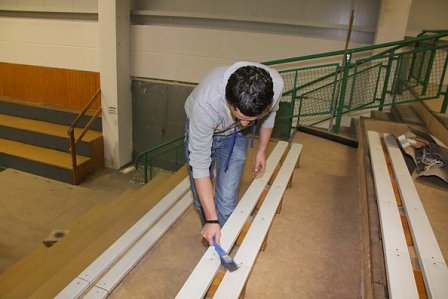 Arbeitseinsatz in der Halle