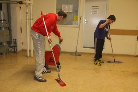 Arbeitseinsatz in der Halle
