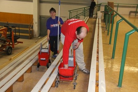 Arbeitseinsatz in der Halle