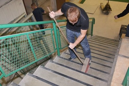 Arbeitseinsatz in der Halle