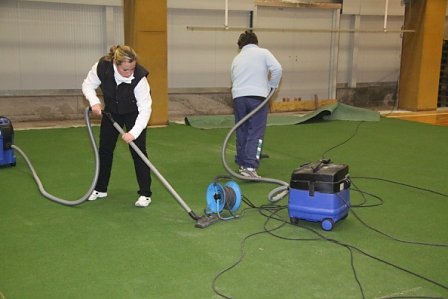 Arbeitseinsatz in der Halle