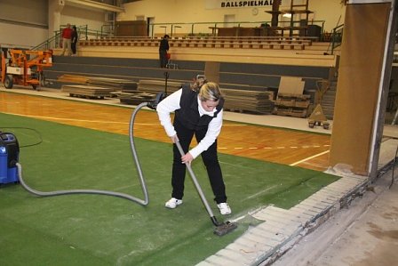 Arbeitseinsatz in der Halle