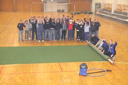 Arbeitseinsatz in der Halle