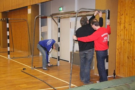 Arbeitseinsatz in der Halle