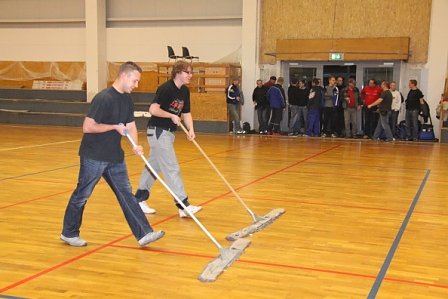 Arbeitseinsatz in der Halle