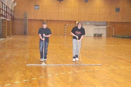 Arbeitseinsatz in der Halle