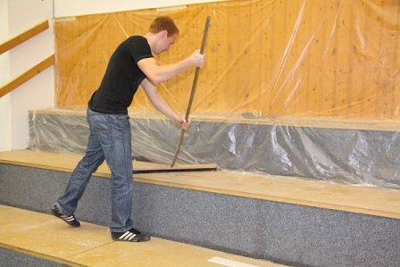 Arbeitseinsatz in der Halle