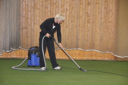 Arbeitseinsatz in der Halle