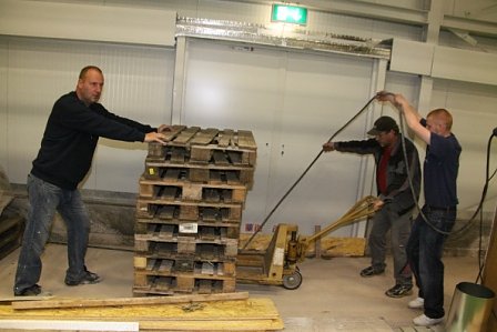 Arbeitseinsatz in der Halle