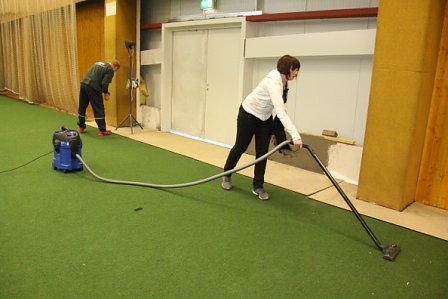 Arbeitseinsatz in der Halle