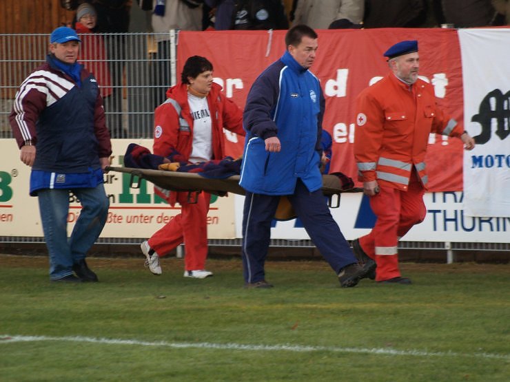 Verletzt vom Platz getragen