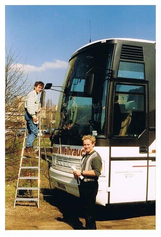 Bild: Der Bus wird fein gemacht. Nico Brauer hilft Thomas Erbsmehl (rechts) bei der S&auml;uberung