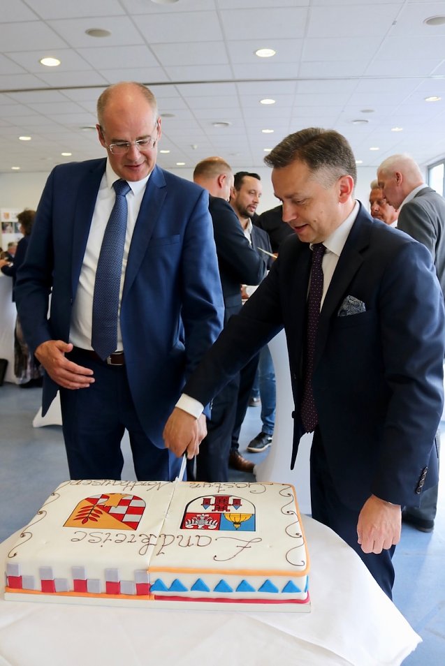 Bild: Zur Feier des Tages gab es auch kulinarische K&ouml;stlichkeiten aus beiden Regionen und nat&uuml;rlich ein ordentliches St&uuml;ck Kuchen